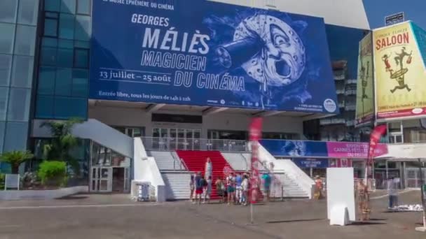 Červený koberec schodiště v Palais des Festivals et des Congres timelapse hyperlapse v Cannes, Francie. — Stock video