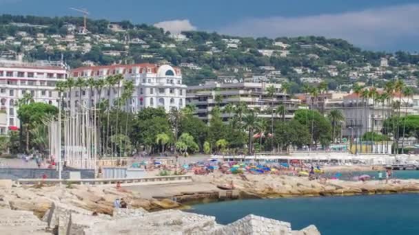 Cidade velha colorida e praia em Cannes timelapse na Riviera Francesa em um belo dia de verão, França — Vídeo de Stock