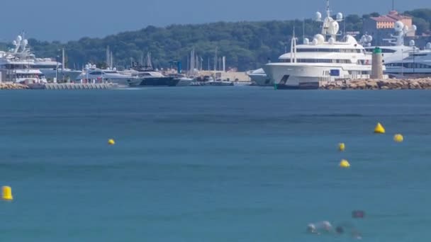 Cidade velha colorida e praia em Cannes timelapse na Riviera Francesa em um belo dia de verão, França — Vídeo de Stock