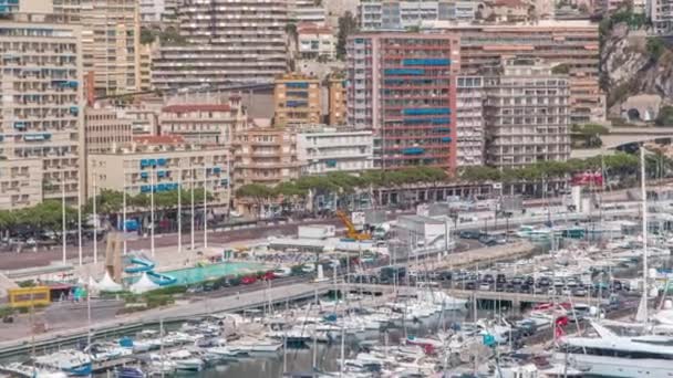 Piscina à beira-mar em Monaco timelapse, com pessoas e edifícios em segundo plano . — Vídeo de Stock