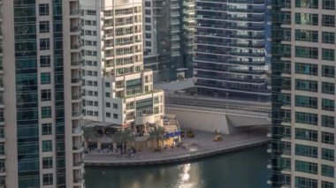 Dubai Marina gökdelenlerindeki hava manzarası ve liman zamanındaki en lüks yat, Dubai, Birleşik Arap Emirlikleri