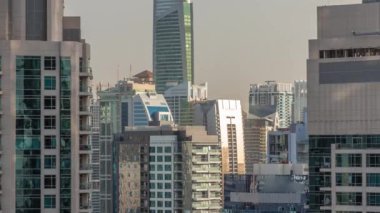 Dubai Marina Skyline ve JLT bölge gökdelenleri arka planda hava zaman aralığında.