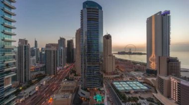 Dubai Marina ve JBR bölgesinin panoramik manzarası ve ünlü dönme dolabın gündüz ve gece saatleri.