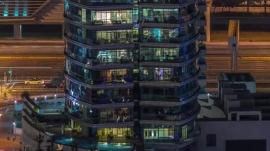 Gece vakti apartmanların pencereleri, evlerin pencerelerinden gelen ışık.