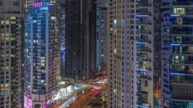 Dubai Marina Skyline ve JBR semti gökdelenleri arka planda gece zaman çizelgesi.