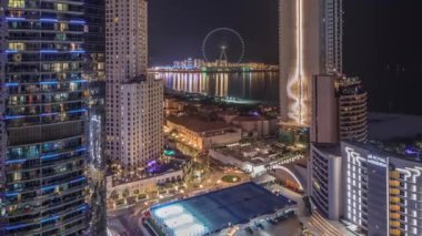 Dubai Marina ve JBR bölgesinin panoramik manzarası ve ünlü dönme dolap hava zaman aralığı.