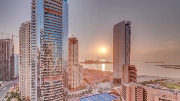 Panoramiczny widok na zachód słońca z Dubai Marina i obszaru JBR i słynny Ferris Wheel powietrza timelapse — Wideo stockowe
