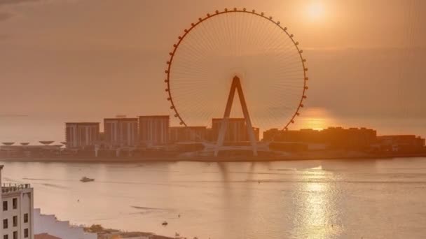 Sonnenuntergang über der Bluewaters-Insel mit moderner Architektur und Riesenrad-Zeitraffer. — Stockvideo