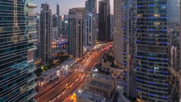 Panoramatický výhled na Dubai Marina a JBR oblasti a slavný Ferris Wheel letecké den na noc timelapse — Stock video