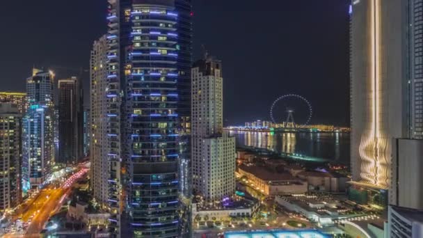 Vista panorámica de la zona de Dubai Marina y JBR y del famoso timelapse nocturno aéreo de la noria — Vídeos de Stock