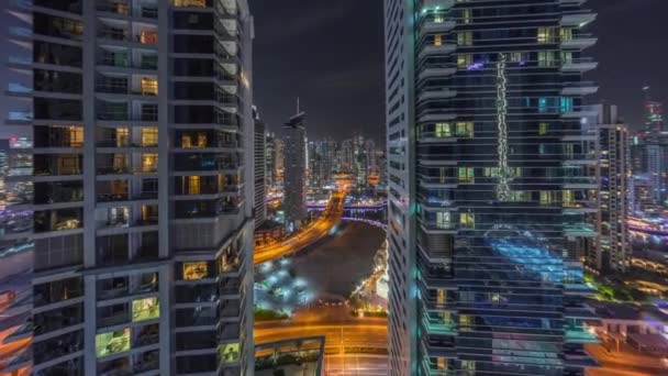 Luchtfoto op Dubai Marina wolkenkrabbers en de meest luxe jacht in de haven nacht timelapse, Dubai, Verenigde Arabische Emiraten — Stockvideo