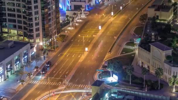 Flygfoto över JBR gata med tung trafik natt timelapse. Dubai Road och korsningar. — Stockvideo