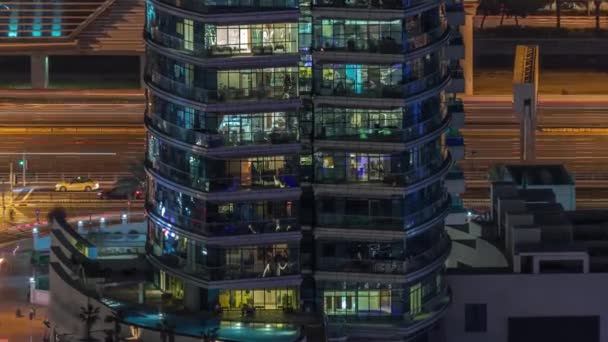 Fönster av lägenhetsbyggnader på natten timelapse, ljuset från fönstren i hus — Stockvideo