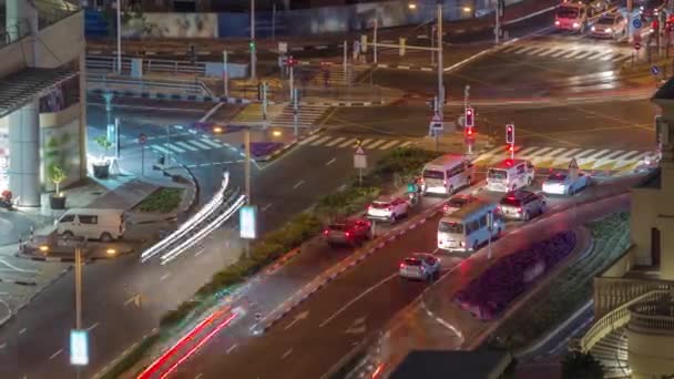 Αεροφωτογραφία του δρόμου JBR με βαριά κίνηση νύχτα timelapse. Οδικές και διασταυρώσεις Ντουμπάι. — Αρχείο Βίντεο