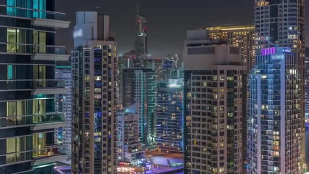 Dubai Marina Skyline con rascacielos del distrito JLT en un timelapse noche aérea de fondo. — Vídeo de stock