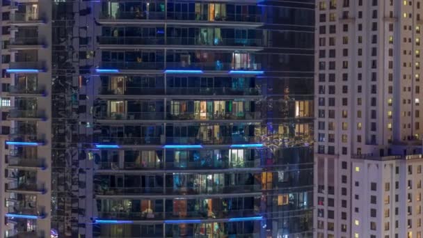 Ramen van appartementsgebouwen 's nachts timelapse, het licht van de ramen van huizen — Stockvideo