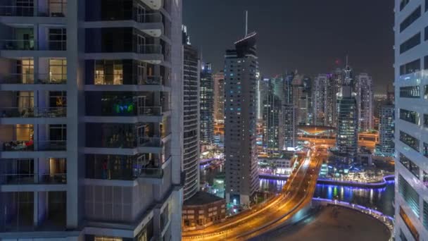 Luchtfoto op Dubai Marina wolkenkrabbers en de meest luxe jacht in de haven nacht timelapse, Dubai, Verenigde Arabische Emiraten — Stockvideo