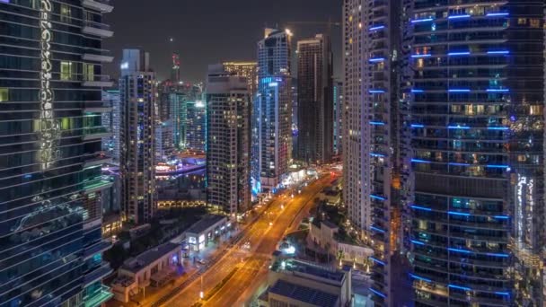 Vista panorámica del puerto deportivo de Dubái y del área de JBR durante la noche aérea — Vídeos de Stock