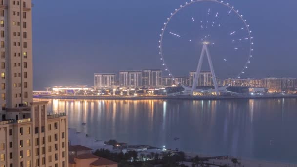 Острів Блювотер з сучасною архітектурою і колесо Паріса з повітря ніч на день.. — стокове відео