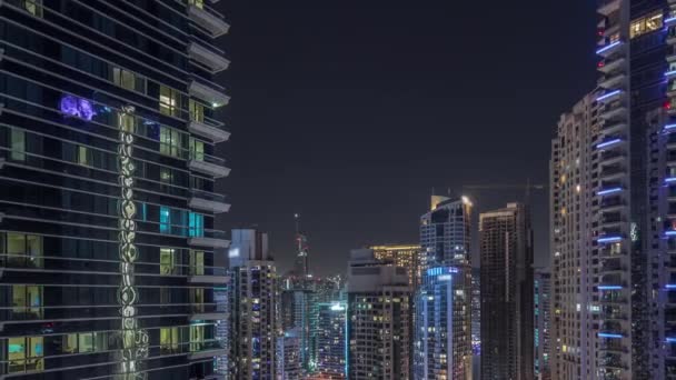 Vista panorámica del puerto deportivo de Dubái y del área de JBR durante la noche aérea — Vídeo de stock