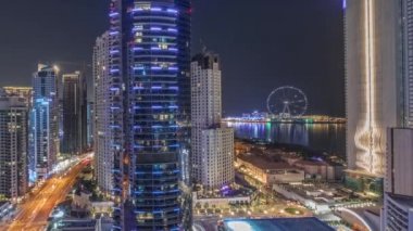 Dubai Marina ve JBR bölgesinin panoramik manzarası ve ünlü dönme dolap hava zaman aralığı.