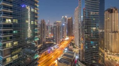 Dubai Marina ve JBR bölgesinin manzarası ve ünlü dönme dolabın gece gündüz görüntüsü.