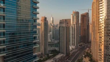 Dubai Marina ve JBR bölgesinin panoramik manzarası ve ünlü dönme dolabın sabah zamanı.