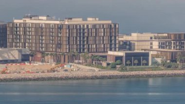 Modern mimarisi ve dönme dolabı olan mavi sular adası..