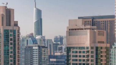 Dubai Marina Skyline ve JLT bölge gökdelenleri arka planda hava zaman aralığında.