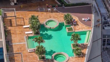 Lüks yüzme havuzu ve havadaki zaman dilimi etrafında dinlenme alanı.