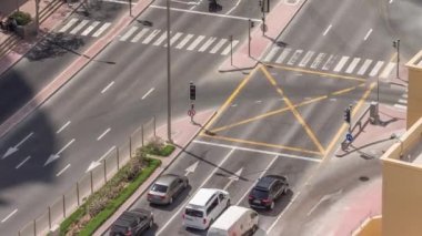 Yoğun trafik saatleriyle JBR caddesinin havadan görüntüsü. Dubai yolu ve kavşaklar.