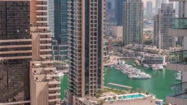 Dubai Marina gökdelenlerindeki hava manzarası ve liman zamanındaki en lüks yat, Dubai, Birleşik Arap Emirlikleri