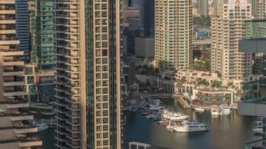 Dubai Marina gökdelenlerindeki hava manzarası ve liman zamanındaki en lüks yat, Dubai, Birleşik Arap Emirlikleri