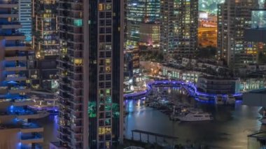 Dubai Marina gökdelenleri ve liman gecesinin en lüks yatı Dubai, Birleşik Arap Emirlikleri.