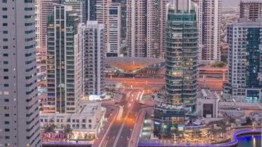 Dubai Marina gökdelenlerindeki hava manzarası ve limandaki en lüks yat günden geceye zaman çizelgesi, Dubai, Birleşik Arap Emirlikleri