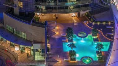 Havuzun dışındaki lüks yüzme havuzu ve havadaki dinlenme bölgesi.