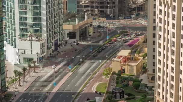 Luchtfoto van JBR straat met zwaar verkeer timelapse. Dubai weg en kruispunten. — Stockvideo