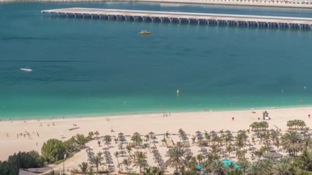 Het strand bij JBR met goudkleurig zand in de buurt van de zeeantenne — Stockvideo