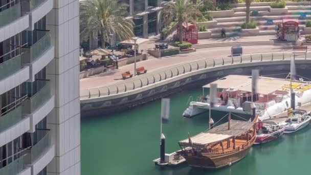 Luftaufnahme der Wolkenkratzer der Dubai Marina und der luxuriösesten Jacht im Zeitraffer im Hafen, Dubai, Vereinigte Arabische Emirate — Stockvideo