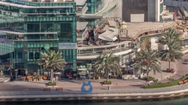 Dubai Marina gökdelenlerindeki hava manzarası ve liman zamanındaki en lüks yat, Dubai, Birleşik Arap Emirlikleri — Stok video