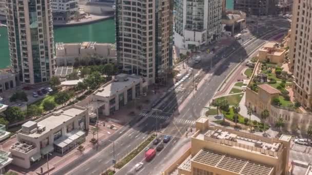 Вид з повітря на Dubai Marina skyscrapers і найрозкішніша яхта в порту timelapse, Дубай, Об'єднані Арабські Емірати — стокове відео