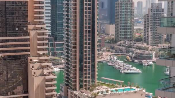 Widok z lotu ptaka na wieżowce Dubai Marina i najbardziej luksusowy jacht w porcie Timelapse, Dubaj, Zjednoczone Emiraty Arabskie — Wideo stockowe