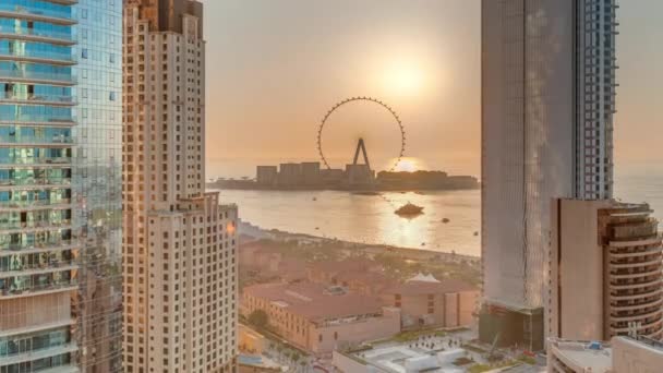 Vista panoramica sul tramonto della zona di Dubai Marina e JBR e la famosa timelapse aerea della ruota panoramica — Video Stock