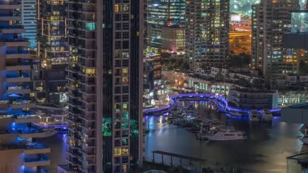 Flygfoto över Dubai Marina skyskrapor och den mest lyxiga yacht i hamnen natt timelapse, Dubai, Förenade Arabemiraten — Stockvideo