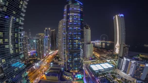 Vue panoramique sur le port de plaisance de Dubaï et le quartier JBR et la célèbre timelapse nocturne aérienne de la Grande Roue — Video