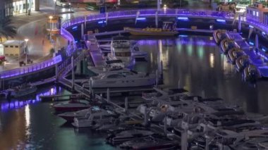 Dubai Marina gökdelenleri ve liman gecesinin en lüks yatı Dubai, Birleşik Arap Emirlikleri.