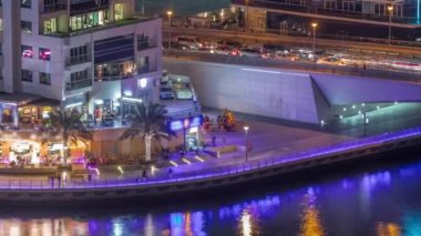 Dubai Marina gökdelenleri ve liman gecesinin en lüks yatı Dubai, Birleşik Arap Emirlikleri.