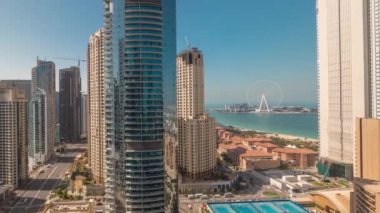 Dubai Marina ve JBR bölgesinin panoramik manzarası ve ünlü dönme dolap zaman aralığı.