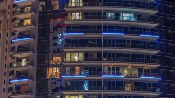Fönster av lägenhetsbyggnader på natten timelapse, ljuset från fönstren i hus — Stockvideo