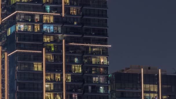 Okna budynków mieszkalnych w nocy timelapse, światło z okien domów — Wideo stockowe